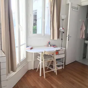 Located Flat In Saint-germain-des-prés Appartamento